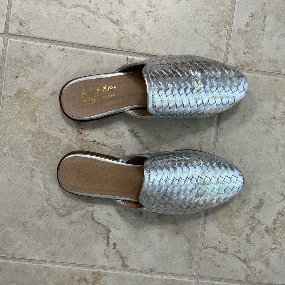 Seychelles sliver slip on mules, size
6.5